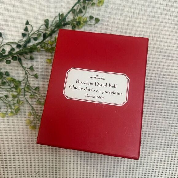 Hallmark Porcelain Dated Bell 2007 Collector’s Ornament Wreath Christmas NEW - Picture 2 of 9